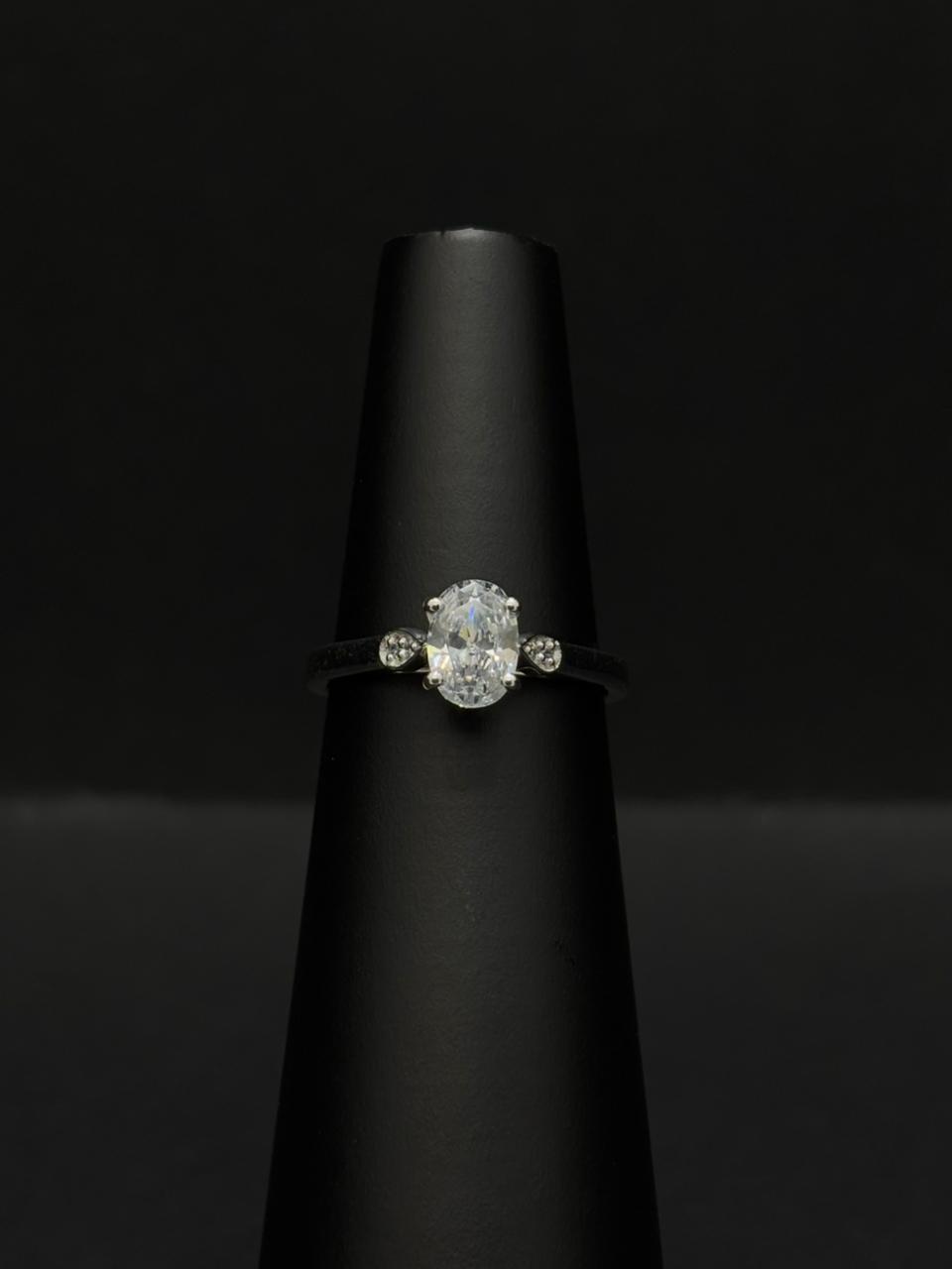 Exquisite Ring with a brilliant oval-cut center stone #85