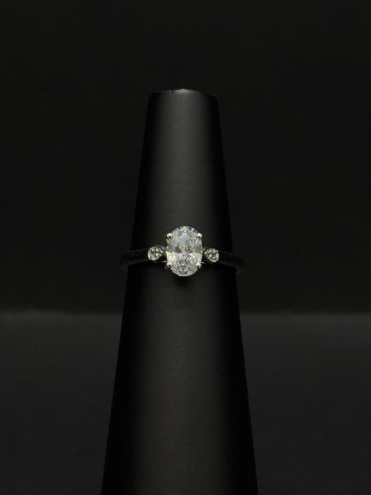 Exquisite Ring with a brilliant oval-cut center stone #85