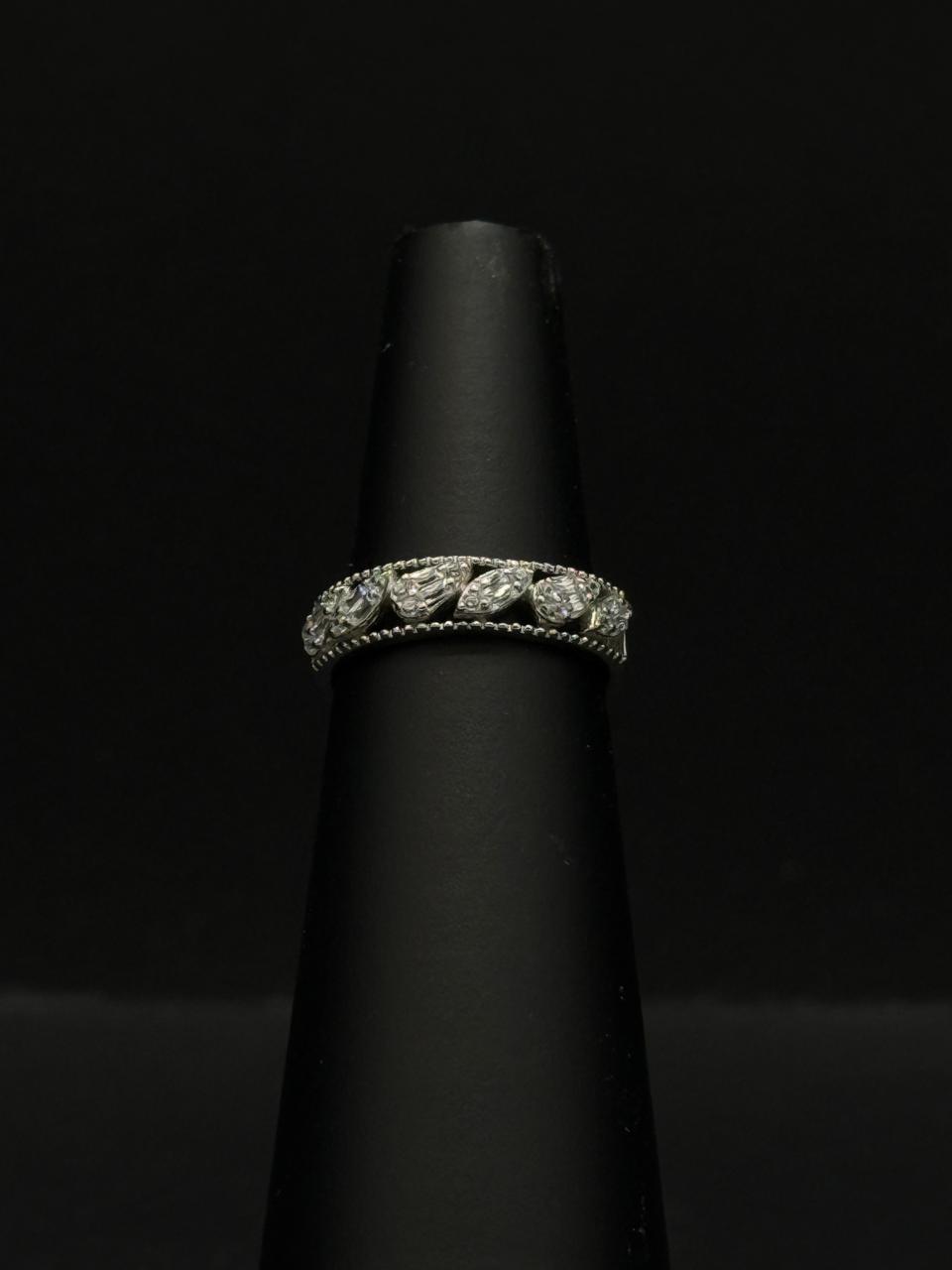 Vintage Laurel Shimmer Ring #609