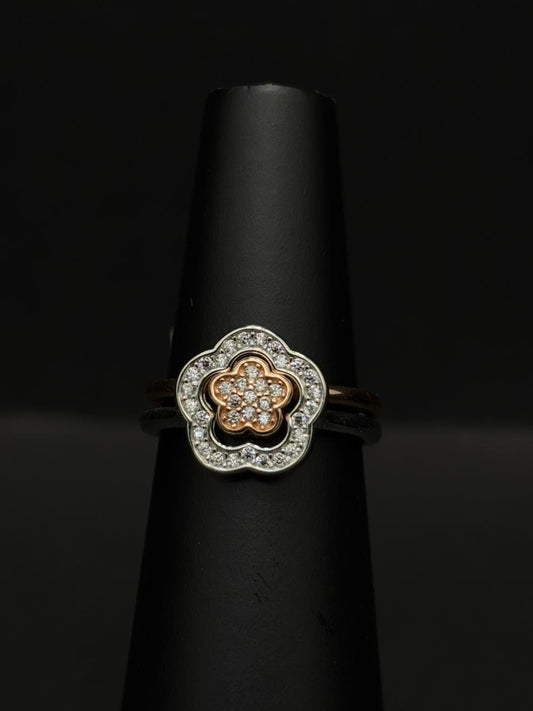 Charming ring with a delicate floral design #156
